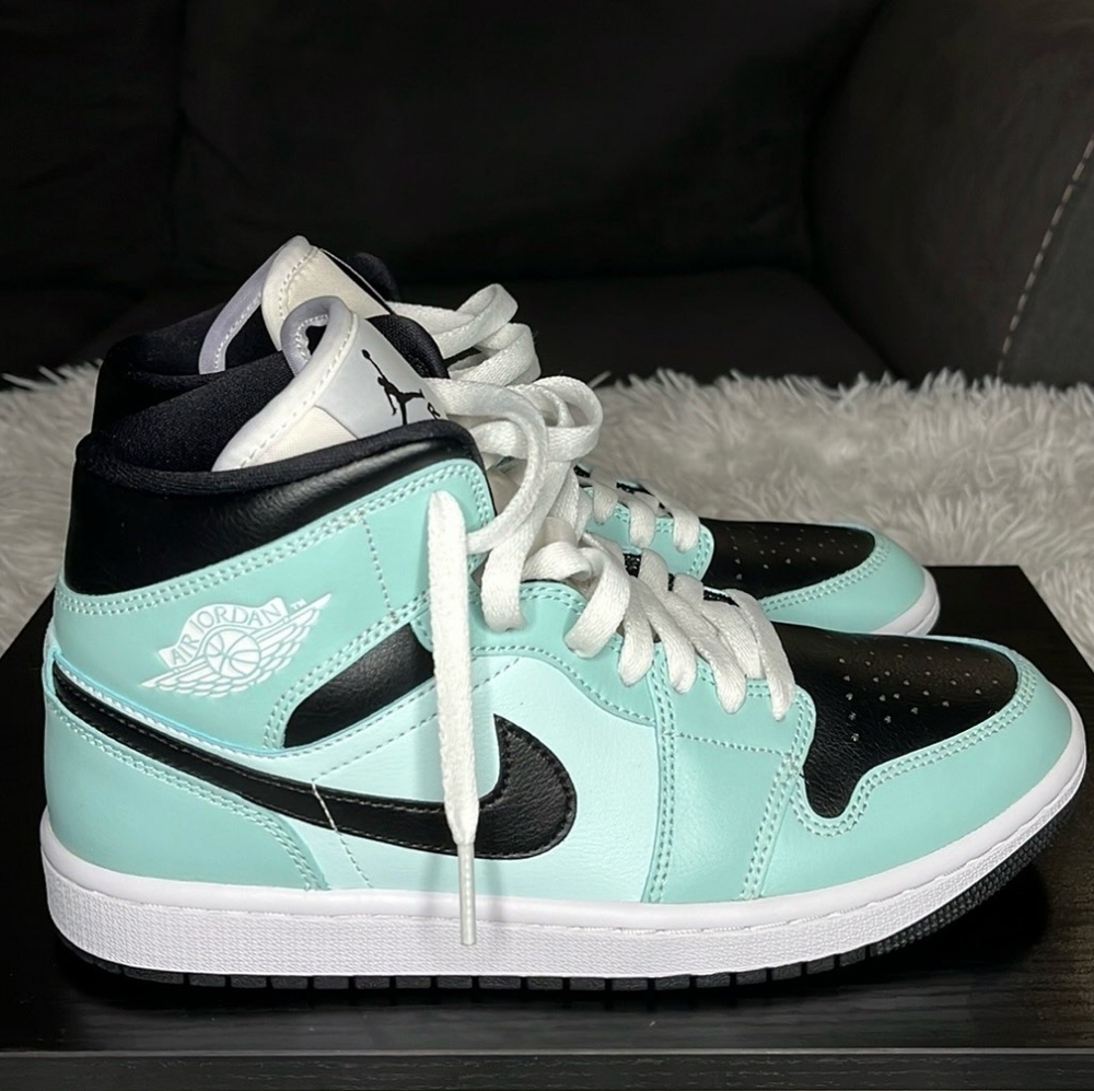 NIKE Jordan 1 Mid Aqua Blue Tint - Size 8.5W